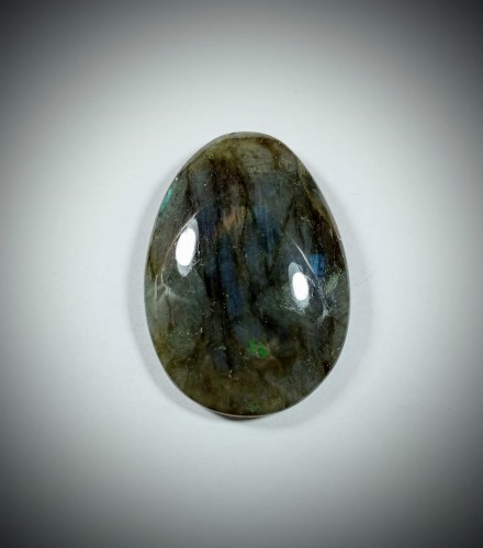 Labradoryt +
Kamień ręcznie formowany i oszlifowany +
Rozmiar kamienia 46 mm x 32 mm