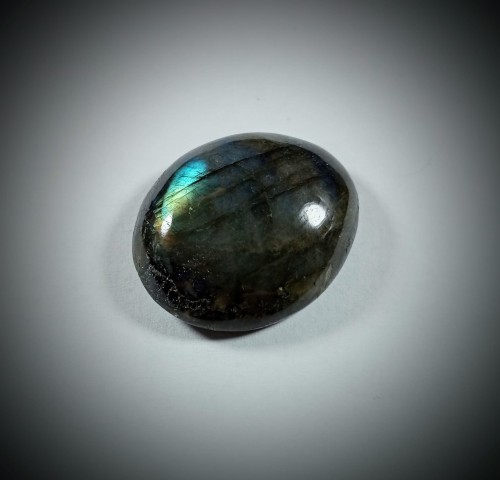 Labradoryt +
Kamień ręcznie formowany i oszlifowany +
Rozmiar kamienia 28 mm x 23 mm