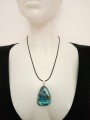 Chryzokola na posrebrzanej zawieszce
Rozmiar kamienia 42 mm x 31 mm