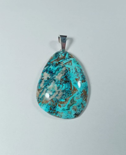 Chryzokola na posrebrzanej zawieszce
Rozmiar kamienia 43 mm x 31 mm