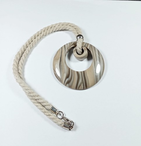 Krzemień pasiasty podwójne pawie oczko na naturalnym, lnianym sznurku
Rozmiar kamienia 52mm, długość rzemienia 46cm