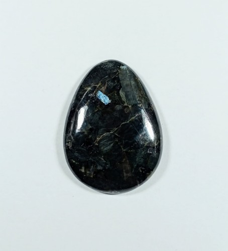 Labradoryt +
Kamień ręcznie formowany i oszlifowany +
Rozmiar kamienia 51 mm x 37 mm +
Pływające błękity