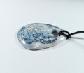 Chalcedon z otworkiem na naturalnym, czarnym rzemieniu
Rozmiary kamienia 55mm x 40mm.