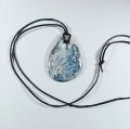 Chalcedon z otworkiem na naturalnym, czarnym rzemieniu
Rozmiary kamienia 55mm x 40mm.
