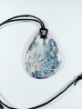 Chalcedon z otworkiem na naturalnym, czarnym rzemieniu
Rozmiary kamienia 55mm x 40mm.