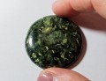 Serpentynit kaboszon okrągły
Rozmiar kamienia 40mm