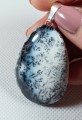 Opal mszysty (dendrytowy) na zawieszce 
rozmiar kamienia 44mm x 30mm