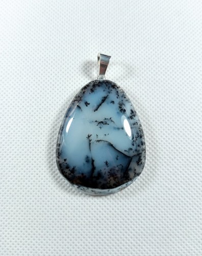 Opal mszysty (dendrytowy) na zawieszce 
rozmiar kamienia 48mm x 37mm