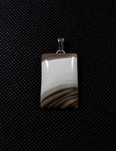 Krzemień pasiasty na posrebrzanej zawieszce prostokąt 28mm x 20mm   
