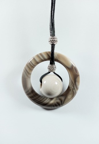 Krzemień pasiasty donat z kulką na czarnym naturalnym rzemieniu 
Rozmiar kamienia 50mm, długość rzemienia 50cm