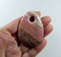 Rodonit różowy kamień wisiorek z otworkiem. 
Rozmiar kamienia 57 mm x 42 mm