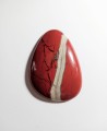 Kamień naturalny jaspis czerwony z pasemkiem agatu,
ręcznie formowany, szlif kaboszonowy.
