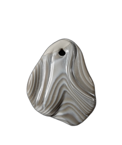 Krzemień pasiasty ręcznie rzeźbiony na czarnym rzemieniu. Rozmiar kamienia 76mm x 58mm, długość rzemienia 66 cm