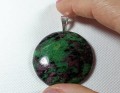 Zielony, okrągły wisiorek z zoizytu z rubinkami na posrebrzanej zawieszce
Rozmiar kamienia 42mm