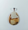 Jaspis pejzażowy na posrebrzanej zawieszce
Rozmiar kamienia 41mm x 32mm