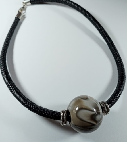 Naszyjnik Krzemień pasiasty na czarnym skórzanym rzemieniu kulka rozmiar kamienia 30mm x 30mm