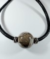 Naszyjnik Krzemień pasiasty na czarnym skórzanym rzemieniu kulka rozmiar kamienia 30mm x 30mm