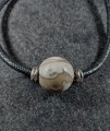 Naszyjnik Krzemień pasiasty na czarnym skórzanym rzemieniu kulka rozmiar kamienia 30mm x 30mm