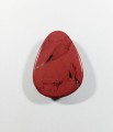 Jaspis czerwony z kryształkami kwarcu. 
Kamień naturalny, szlifowany.
