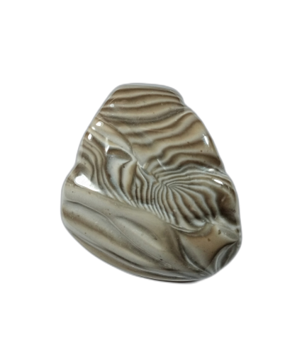 Wisiorek z krzemienia pasiatego ręcznie rzeźbiony
z poprzecznym otworkiem 8 mm