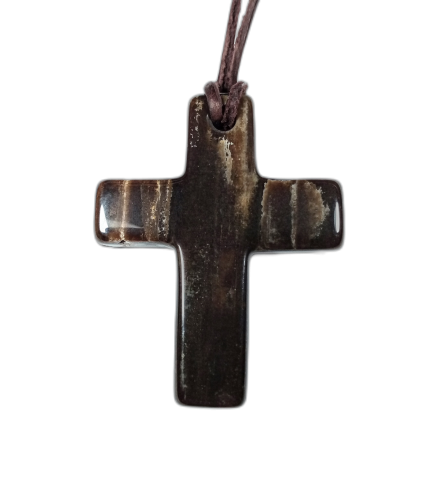 Krzyżyk na naturalnym brązowym rzemieniu 
Rozmiar kamienia 53mm x 41mm