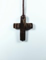 Krzyżyk na naturalnym brązowym rzemieniu 
Rozmiar kamienia 53mm x 41mm