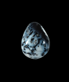 Opal mszysty kaboszon szlifowany.