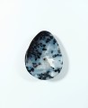 Opal mszysty kaboszon szlifowany.