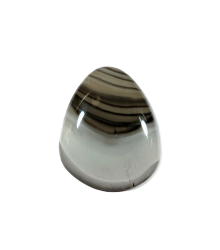 Krzemień pasiasty o nieregularnym kształcie,
naturalny kamień  szlifowany.
