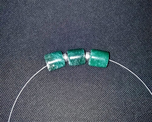 Naszyjnik z zielonego awenturynu przełożonego metalowymi przekładkami na obróżce 45 cm