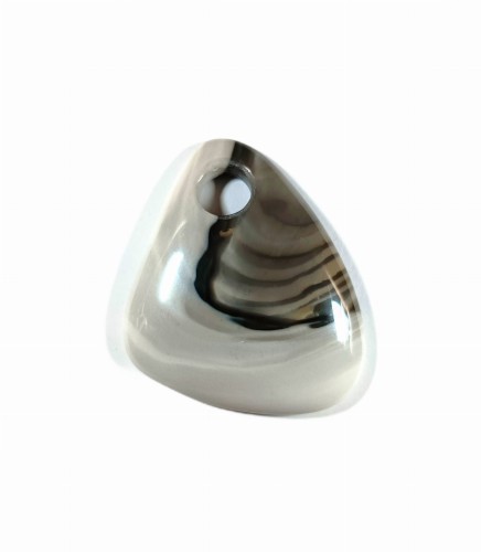 Krzemień pasiasty z otworkiem na rzemień