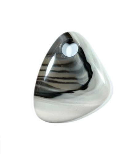 Krzemień pasiasty z otworkiem na rzemień