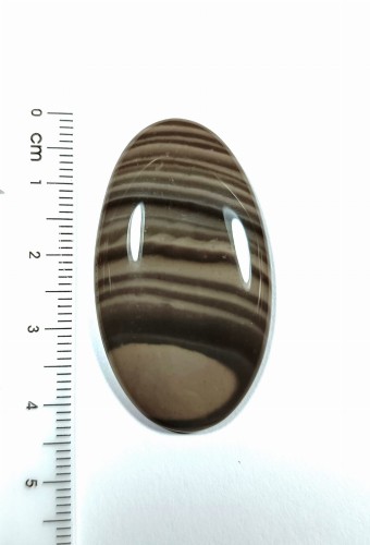 Krzemień pasiasty, naturalny kamień ręcznie formowany w owalny kształt, szlifowany.