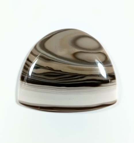 Krzemień pasiasty do oprawy, naturalny kamień ręcznie formowany w półokrągły kształt, szlifowany.