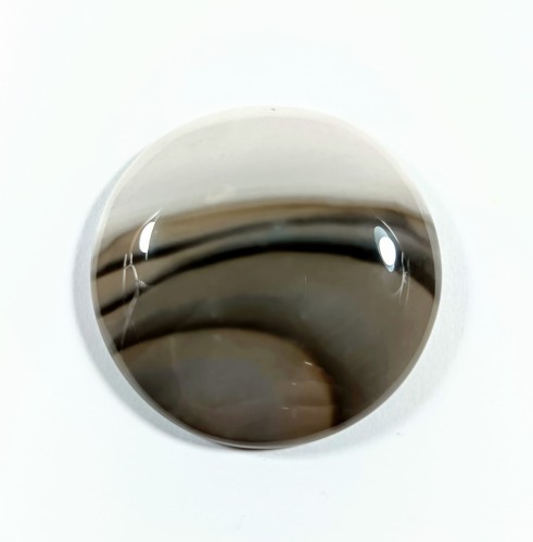 Krzemień pasiasty do oprawy, okrągły, szlifowany.