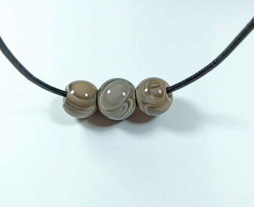 Naszyjnik z krzemienia pasiastego kulki na rzemieniu