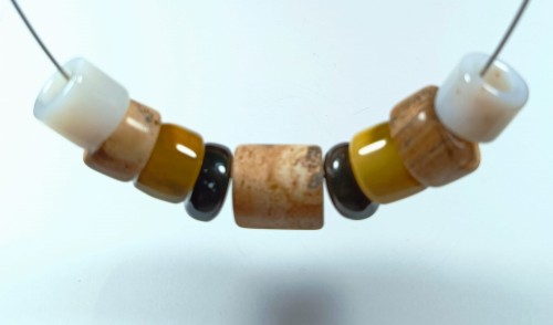 Naszyjnik z jaspisów, chalcedonu i czarnego krzemienia typu princess.