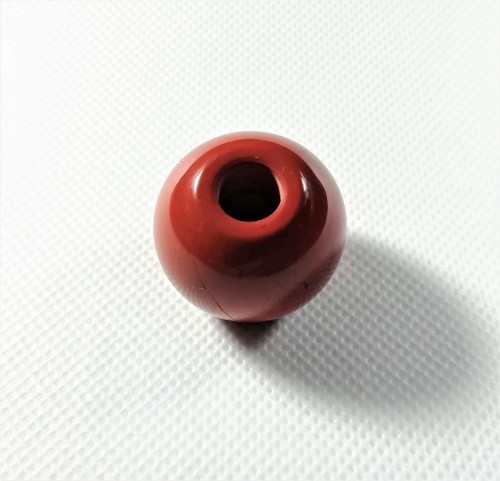Kulka z jaspisu czerwonego na czarnym, woskowanym sznurku
