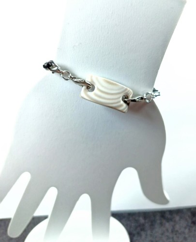 Bransoletka z krzemienia pasiastego na czarnym rzemieniu.