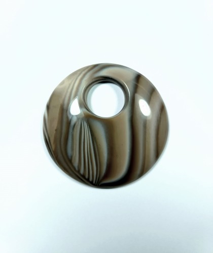 Wisiorek z krzemienia pasiastego z otworkiem okrągły