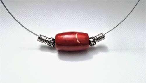 Jaspis czerwony na obróżce 45 cm w kolorze srebra
