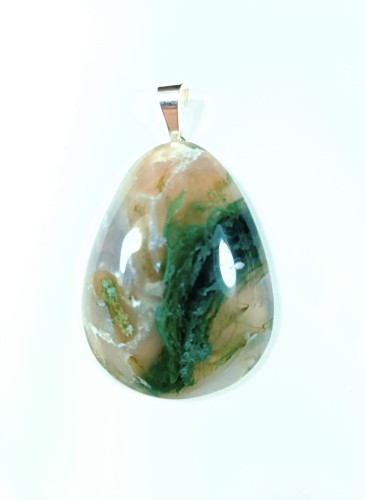 Agat mszysty z posrebrzaną zawieszką.