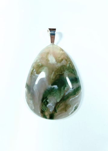 Agat mszysty z posrebrzaną zawieszką.