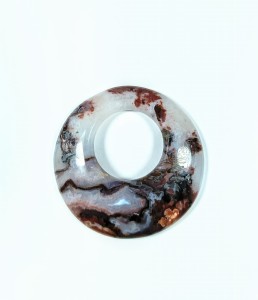 Wisiorek z jaspisu okrągły z otworkiem na rzemień
