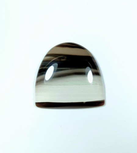 Krzemień pasiasty, naturalny kamień ręcznie formowany w półokrągły kształt, szlifowany.