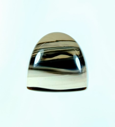 Krzemień pasiasty do oprawy, naturalny kamień ręcznie formowany w półokrągły kształt, szlifowany.  Najwyższa jakość poleru.