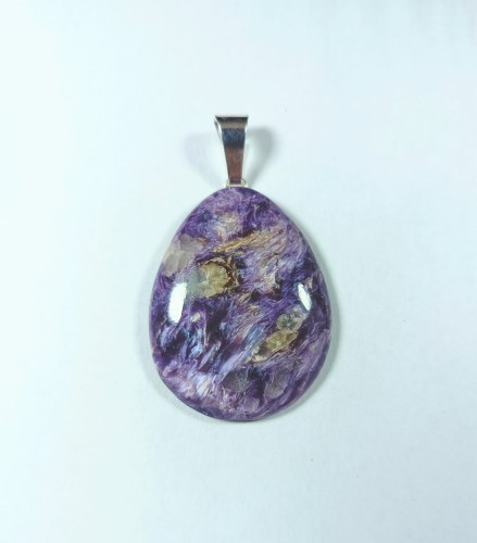 Czaroit na posrebrzanej zawieszce.