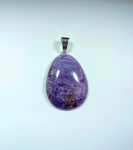 Czaroit na posrebrzanej zawieszce.