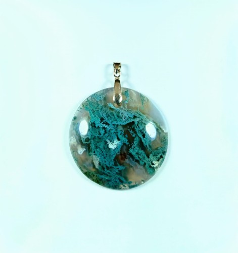 Wisiorek z agatu mszystego z zawieszką.