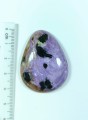 Czaroit kamień naturalny, ręcznie formowany, szlifowany, kaboszon